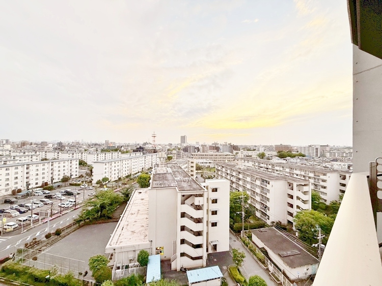 バルコニー 窓を開けると広がる青空。心をリフレッシュして日々を過ごしていきましょう。