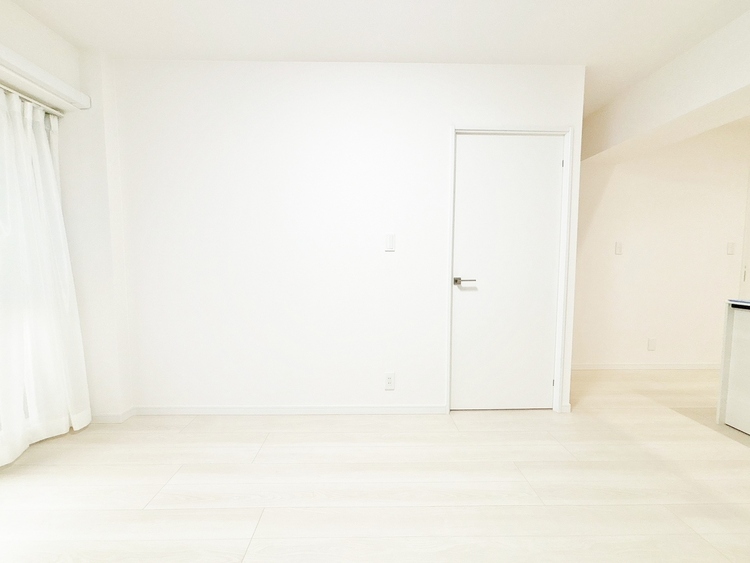 居間 忙しく過ぎゆく日常を置き去るほど、ゆったりした時間が流れるリビング。