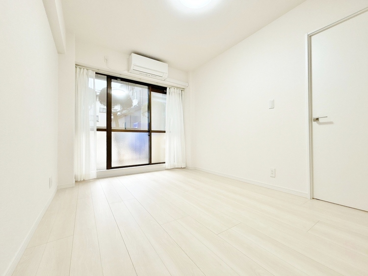 居間 居心地の良い空気感は、暮らしのステージを彩り、心からのやすらぎと満足感を与えてくれます。