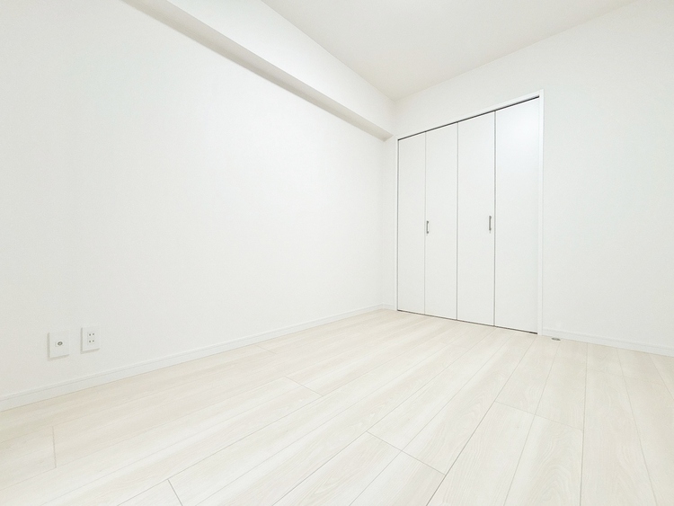 寝室 ベッドも十分に設置するスペースがあります。