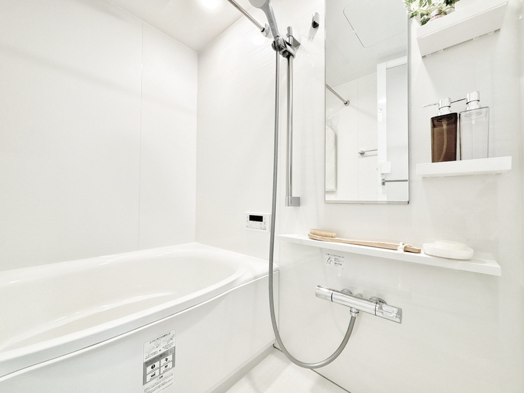 風呂 一日の疲れを癒すバスルームは、心地よいリラックスを叶える清潔感溢れる空間です。