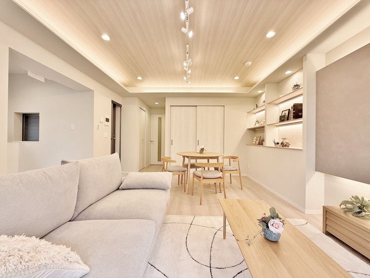 居間 忙しく過ぎゆく日常を置き去るほど、ゆったりした時間が流れるリビング。