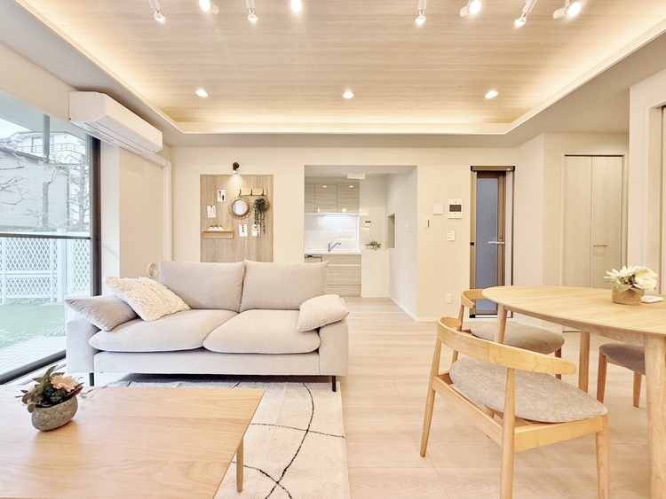 居間 居心地の良い空気感は、暮らしのステージを彩り、心からのやすらぎと満足感を与えてくれます。