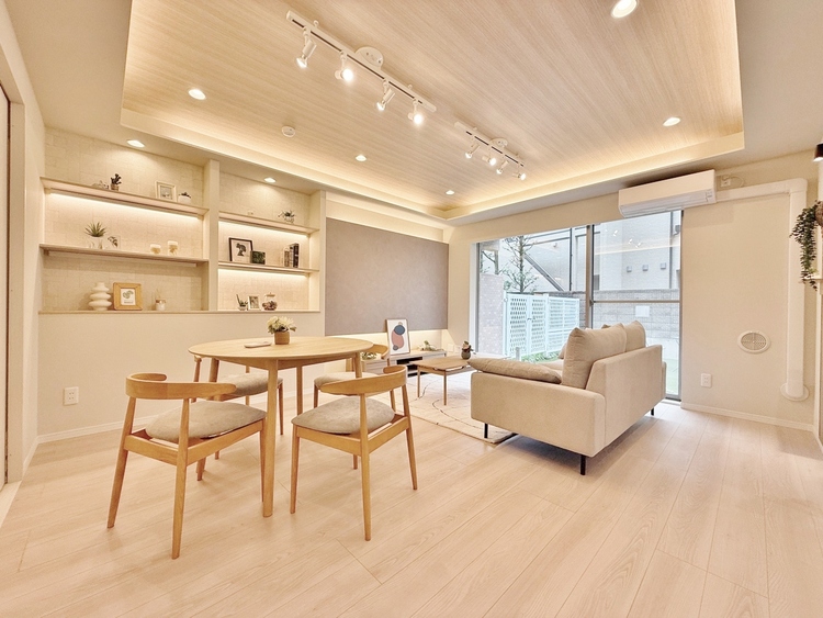 居間 快適に過ごす毎日を求めて、暮らしの中でご自身の「マイホーム」に創り上げてください。