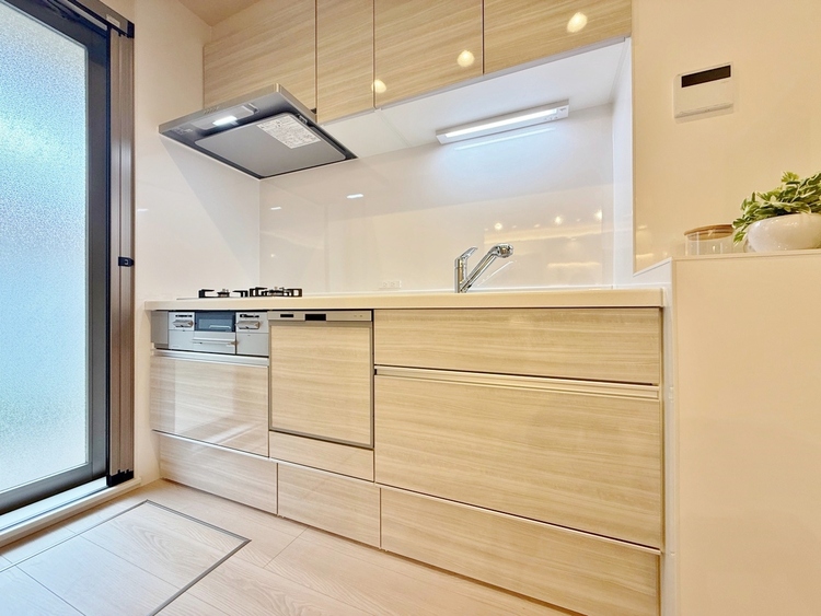 キッチン スマートな意匠と充実の機能を備えたキッチンが、暮らしにおいしい彩りを添えます。