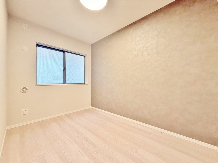 寝室 ベッドも十分に設置するスペースがあります。