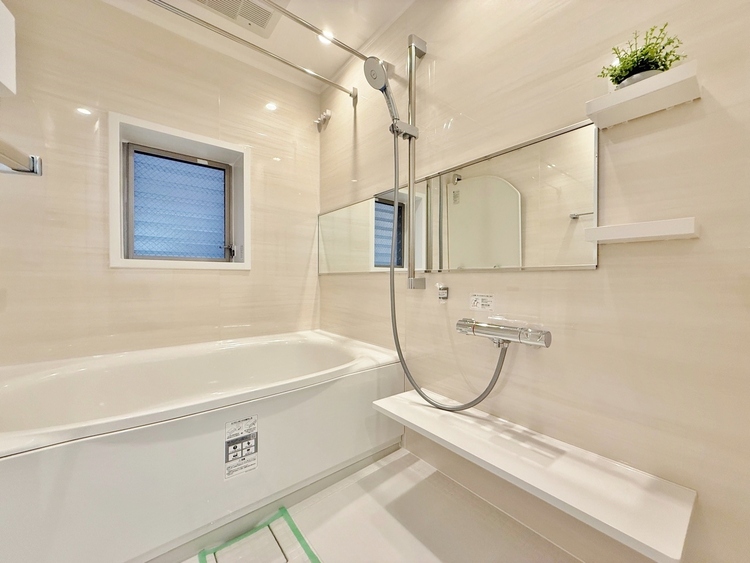 風呂 一日の疲れを癒すバスルームは、心地よいリラックスを叶える清潔感溢れる空間です。