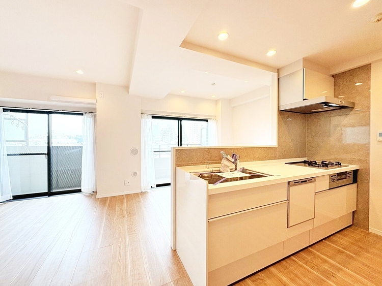 キッチン スマートな意匠と充実の機能を備えたキッチンが、暮らしにおいしい彩りを添えます。