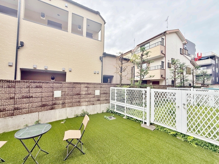 バルコニー 窓を開けると広がる青空。心をリフレッシュして日々を過ごしていきましょう。