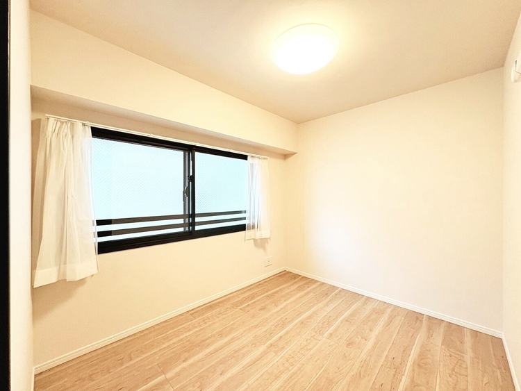 寝室 ベッドも十分に設置するスペースがあります。