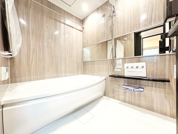 風呂 一日の疲れを癒すバスルームは、心地よいリラックスを叶える清潔感溢れる空間です。