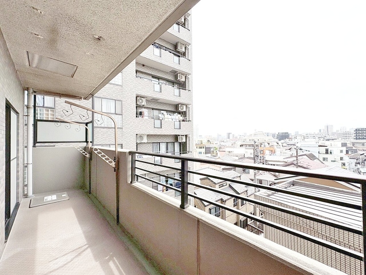 バルコニー 暮らしの中で、光と風を演出してくれるバルコニー。