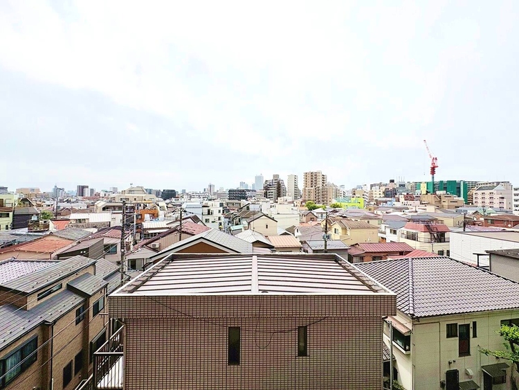 バルコニー 窓を開けると広がる青空。心をリフレッシュして日々を過ごしていきましょう。