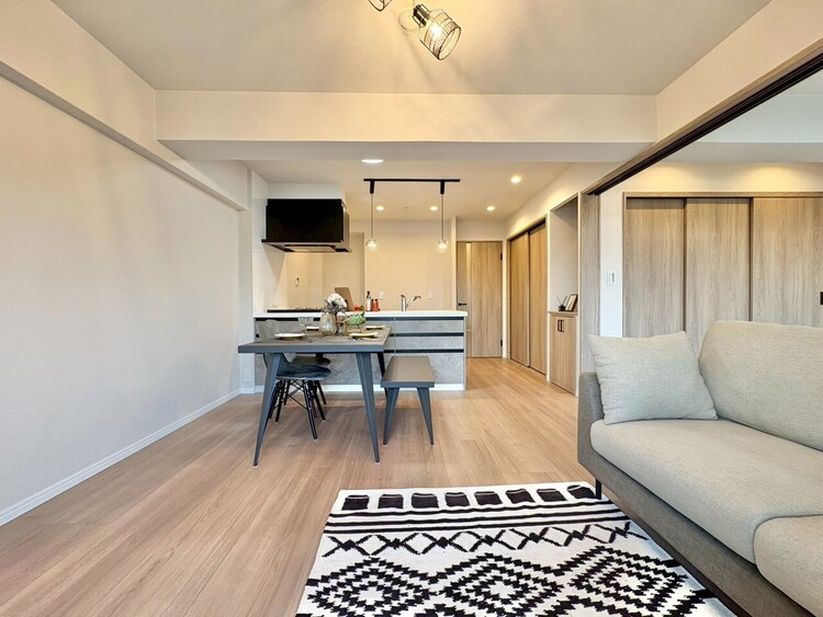 居間 忙しく過ぎゆく日常を置き去るほど、ゆったりした時間が流れるリビング。