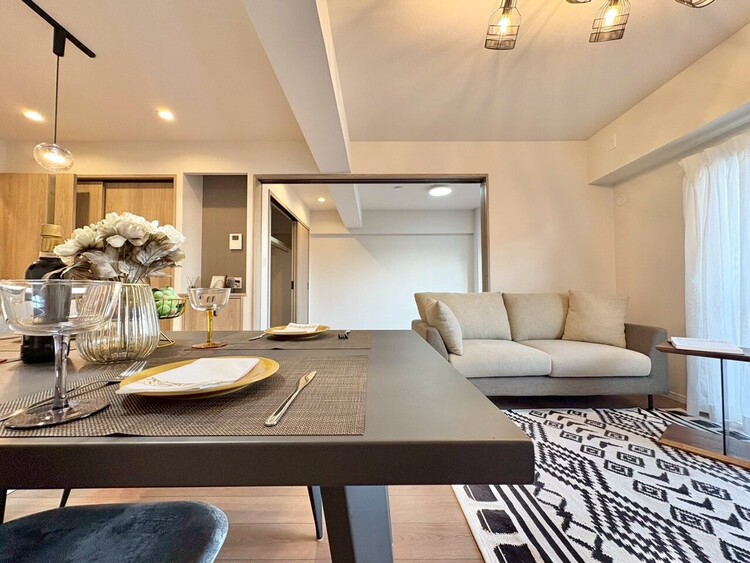 居間 居心地の良い空気感は、暮らしのステージを彩り、心からのやすらぎと満足感を与えてくれます。