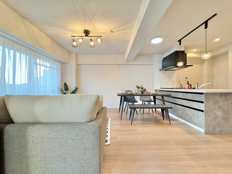 居間 飾り過ぎないシンプルな内装と偏り過ぎないデザインで統一しました。