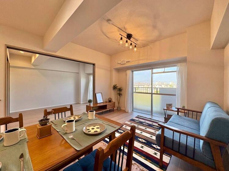 居間 忙しく過ぎゆく日常を置き去るほど、ゆったりした時間が流れるリビング。