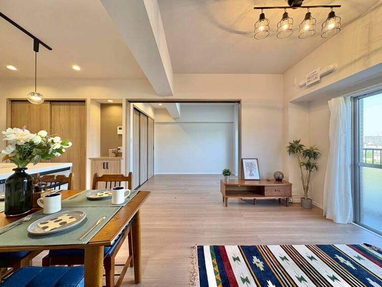 居間 居心地の良い空気感は、暮らしのステージを彩り、心からのやすらぎと満足感を与えてくれます。