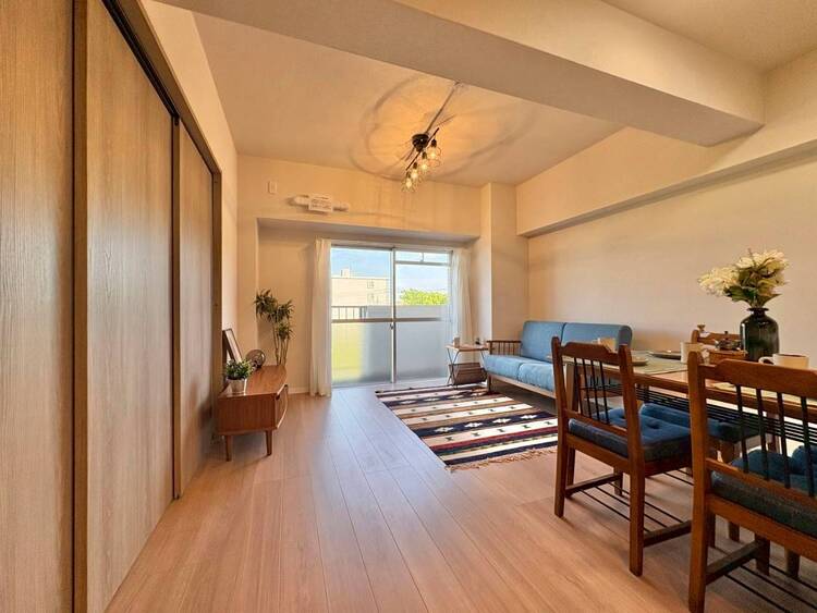 居間 飾り過ぎないシンプルな内装と偏り過ぎないデザインで統一しました。