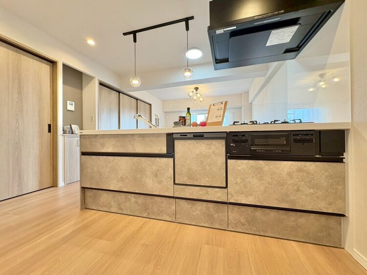 キッチン スマートな意匠と充実の機能を備えたキッチンが、暮らしにおいしい彩りを添えます。