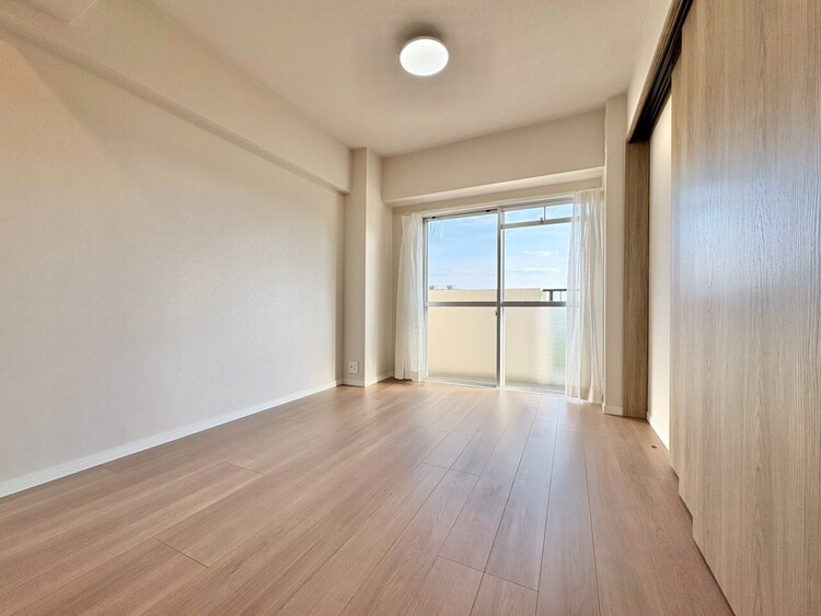 寝室 ベッドも十分に設置するスペースがあります。