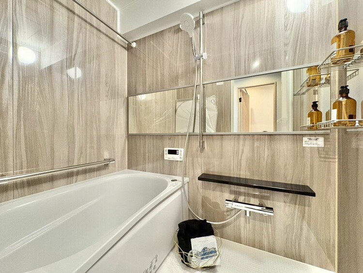 風呂 一日の疲れを癒すバスルームは、心地よいリラックスを叶える清潔感溢れる空間です。