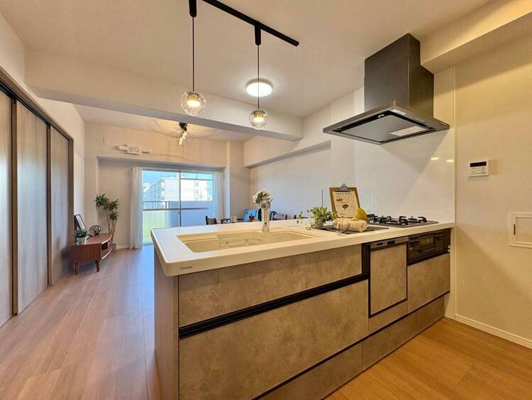 キッチン スマートな意匠と充実の機能を備えたキッチンが、暮らしにおいしい彩りを添えます。