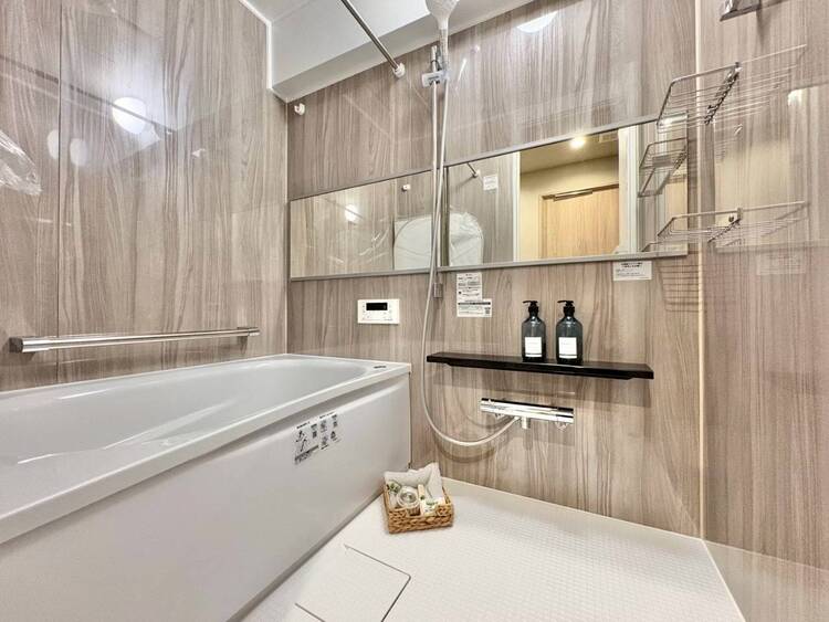 風呂 一日の疲れを癒すバスルームは、心地よいリラックスを叶える清潔感溢れる空間です。