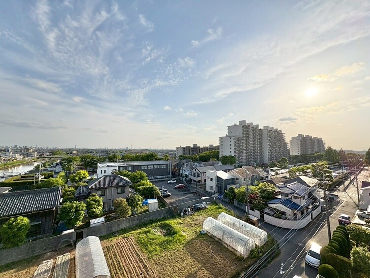 バルコニー 窓を開けると広がる青空。心をリフレッシュして日々を過ごしていきましょう。