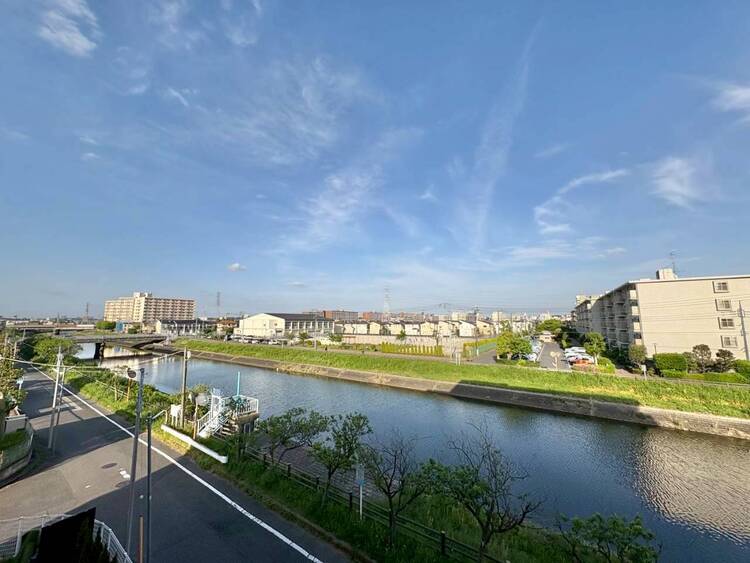 バルコニー 窓を開けると広がる青空。心をリフレッシュして日々を過ごしていきましょう。