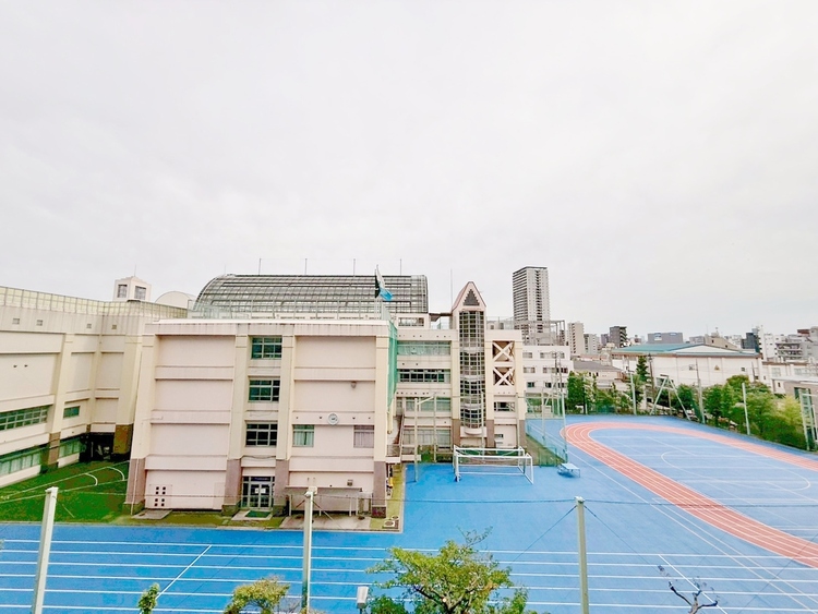 バルコニー 窓を開けると広がる青空。心をリフレッシュして日々を過ごしていきましょう。