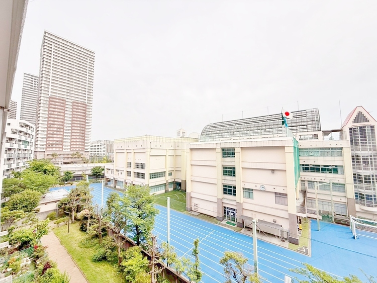 バルコニー 頬をなでる、優しい風を感じることが出来ます。