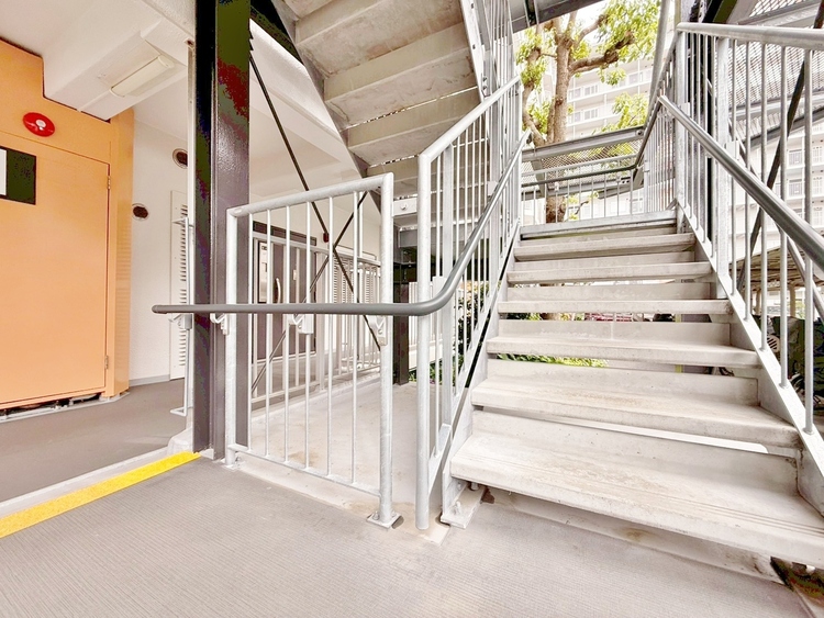 その他 落ち着いた雰囲気の階段。手すりも常設しているので、ゆったりお使いになれます。