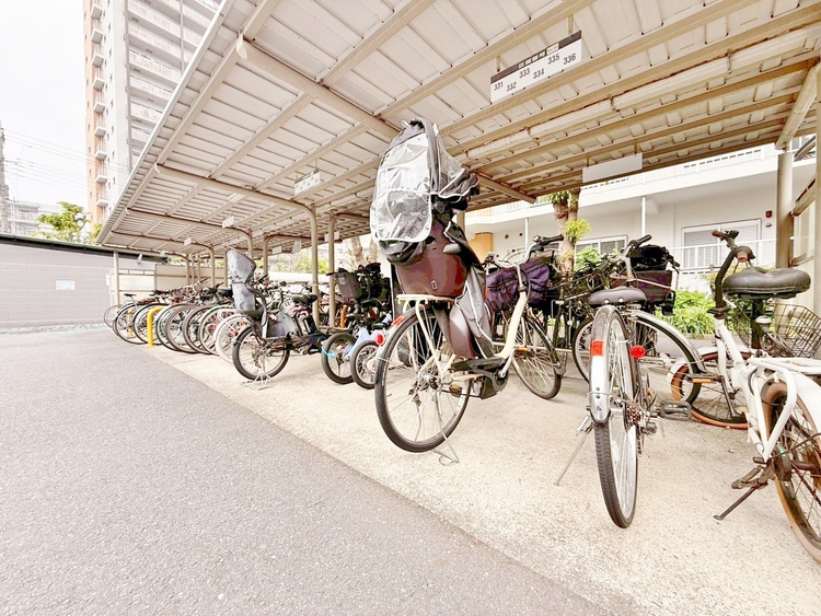 設備 きちんと整備された駐輪場。住む方の心遣いが感じられます。