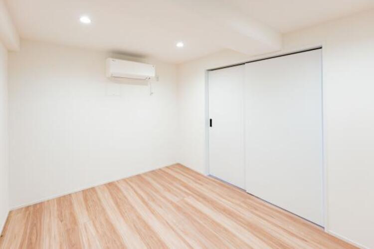 内装 家族個々の安らぎの空間。誰もが好みで飾れるシンプルな室内に仕上げてあります。