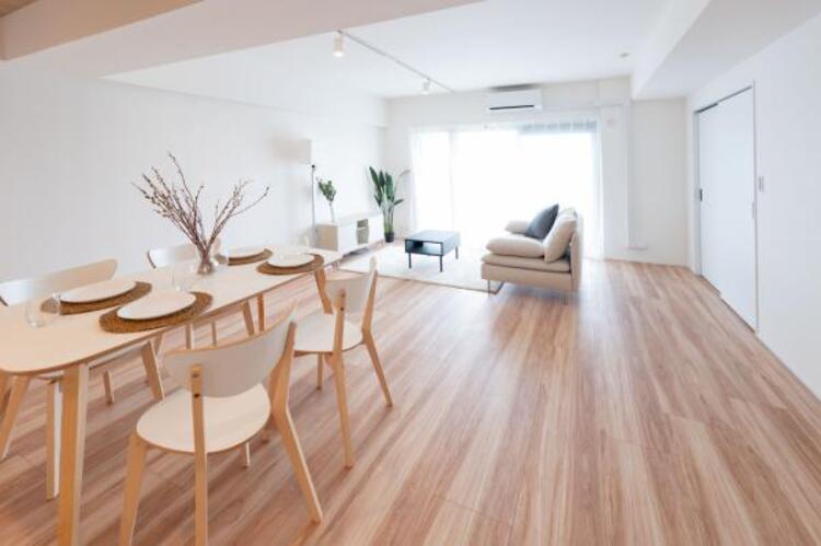 居間 【家具・小物は販売価格に含まれません】ゆったりとしたリビングです。明るさと風が入る窓配置が安らげる空間を演出します。