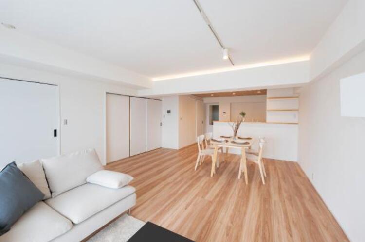 居間 【家具・小物は販売価格に含まれません】ソファーやダイニングテーブルを置いてもゆとりあるＬＤＫ。家族みなさんで寛げる空間をぜひ現地で体感してみてください。