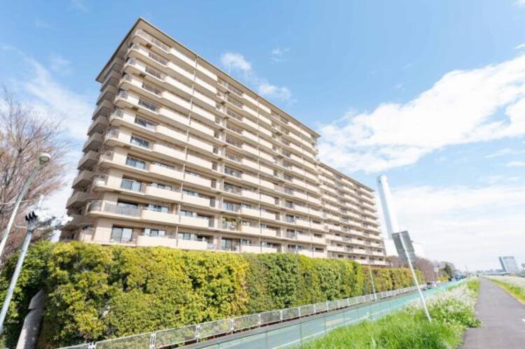 外観 場所によって暖かい日差しの入り方・見え方も違うお住まい。実際の日当たりや現地の雰囲気もご確認ください。