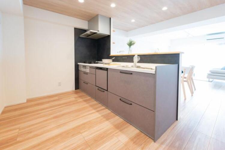 キッチン リビング全体が見渡せる対面式システムキッチン。お子様達がいつもママのそばにいられる安心感も生まれます。食事の用意をしながら家族との会話も弾み笑顔溢れる空間です。