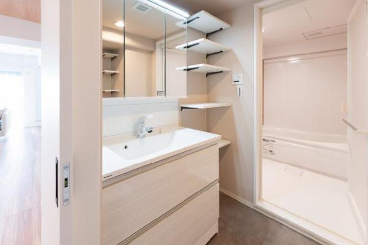 洗面 三面鏡の付いた洗面化粧台は、鏡面裏側にも機能的な収納を配置。普段使いの洗面小物やスキンケア用品などが衛生的に保管できます。
