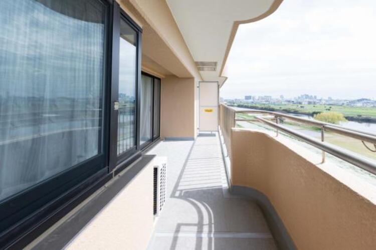 バルコニー 陽の光に照らされるバルコニーを、爽やかな涼風が吹き抜けていきます。