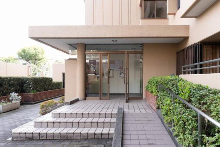 エントランス 清潔感のある明るいエントランスが、毎日の帰宅を心地よく迎えてくれます。