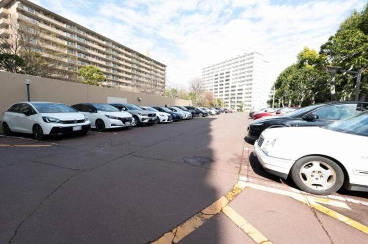 駐車場 敷地内に設けられた駐車スペース。