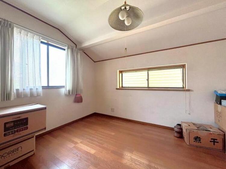 内装 北側の洋室も２面採光のため明るさがあり快適です。