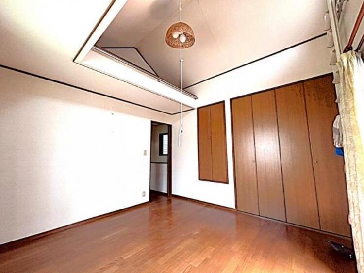 内装 南側バルコニーに面した２階洋室は８帖ロフト付き。明るさと開放感をぜひ現地にてご体感ください。