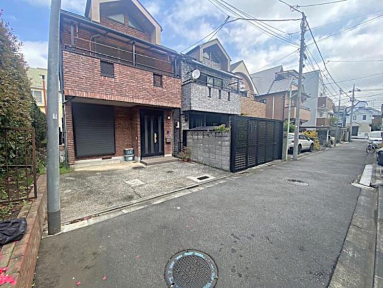 外観 車一台と自転車も停められるスペースもございます。※駐車可能な車種やサイズはお問い合わせください。