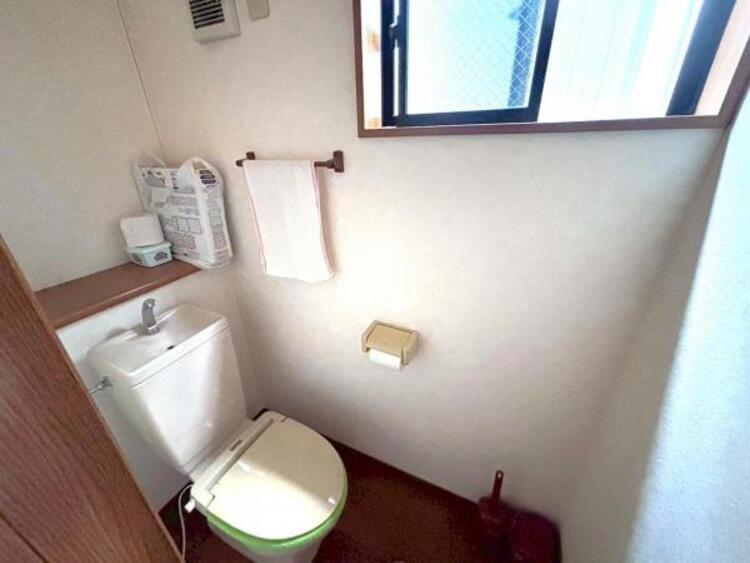 トイレ ２か所あるトイレはどちらも窓があります。