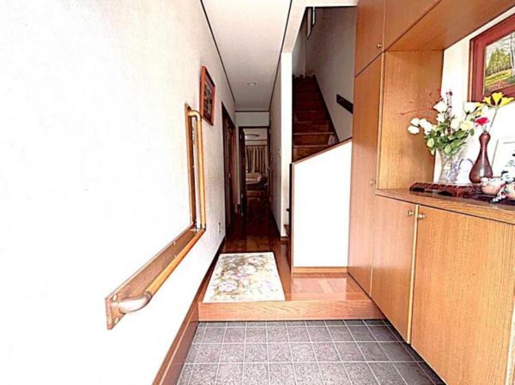 その他 玄関は十分な収納がございます。