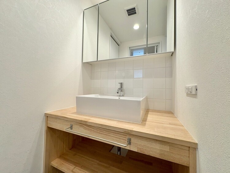 その他 清潔感を感じられる洗面化粧台。