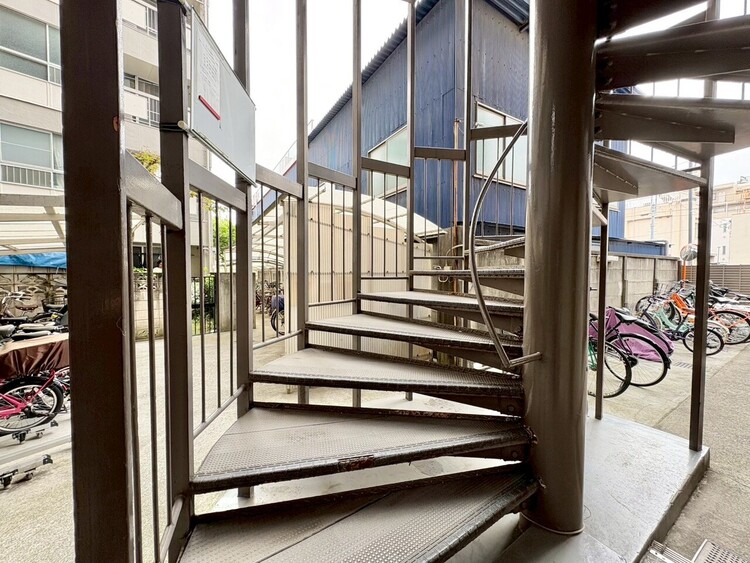 その他 共用部の階段です。明るく清潔に管理されています。
